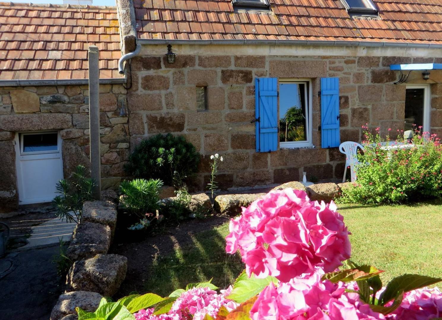 Maison Bretonne Avec Jardin, Au Coeur De Ploumanac'h En - Réf 343 *